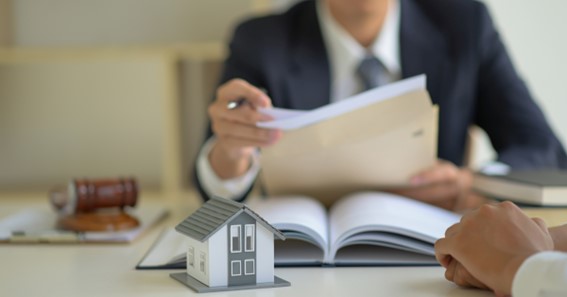 Choosing a Professional Property Lawyer: A Comprehensive Guide